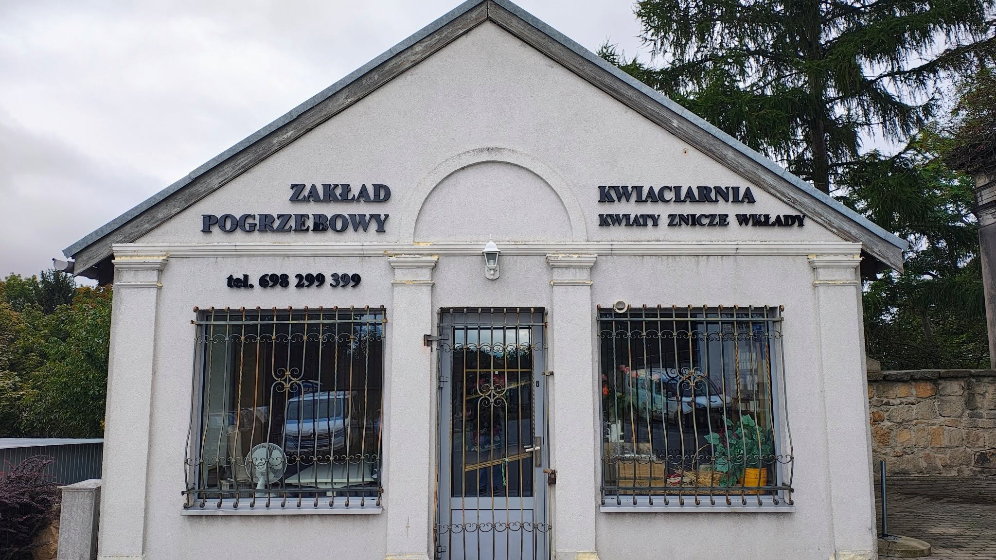 Litery przestrzenne — Styrodur z licem z pleksi na elewacji | realizacja Wydrukowane.eu
